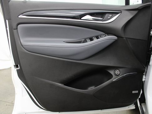 Used 2020 Buick Enclave Essence w/ Sound and Sites Package image 9