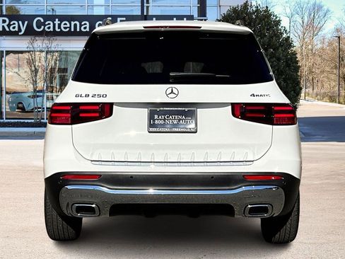 Used 2025 Mercedes-Benz GLB 250 4MATIC image 4