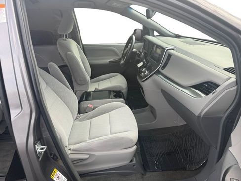Used 2017 Toyota Sienna LE FWD image 12