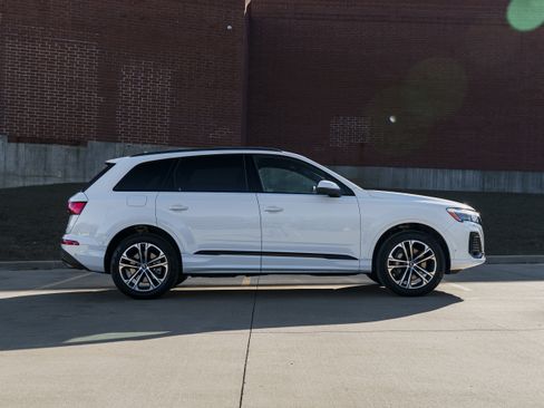 Certified 2025 Audi Q7 2.0T Premium w/ Convenience Plus Package image 3