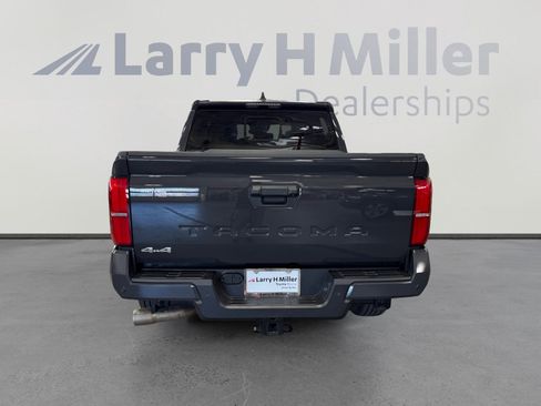 Certified 2025 Toyota Tacoma SR5 AWD/4WD image 4