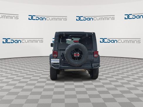 Used 2017 Jeep Wrangler Unlimited Sahara AWD/4WD image 8