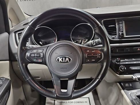 Used 2017 Kia Sedona LX w/ LX Essentials Premium Package image 11