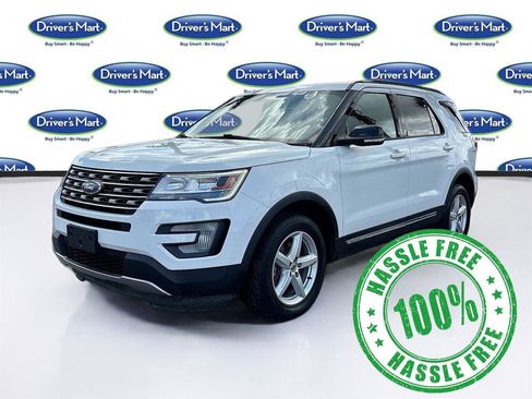 Used 2017 Ford Explorer XLT image 3
