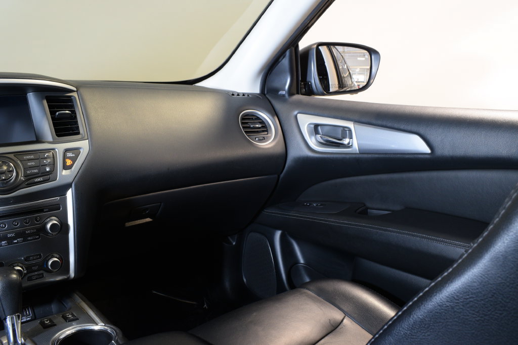 Used 2019 Nissan Pathfinder SL AWD/4WD image 16