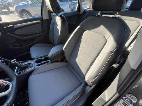 Used 2025 Volkswagen Jetta SE image 36