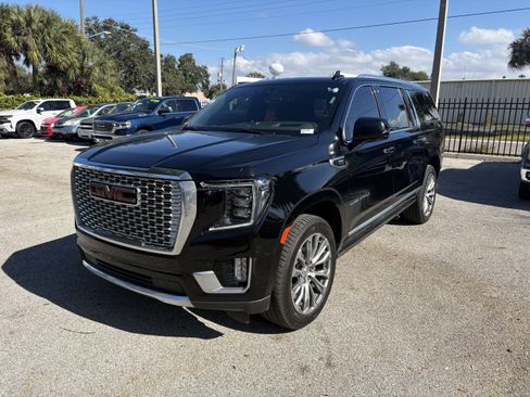 Used 2021 GMC Yukon XL Denali w/ Denali Premium Package image 3