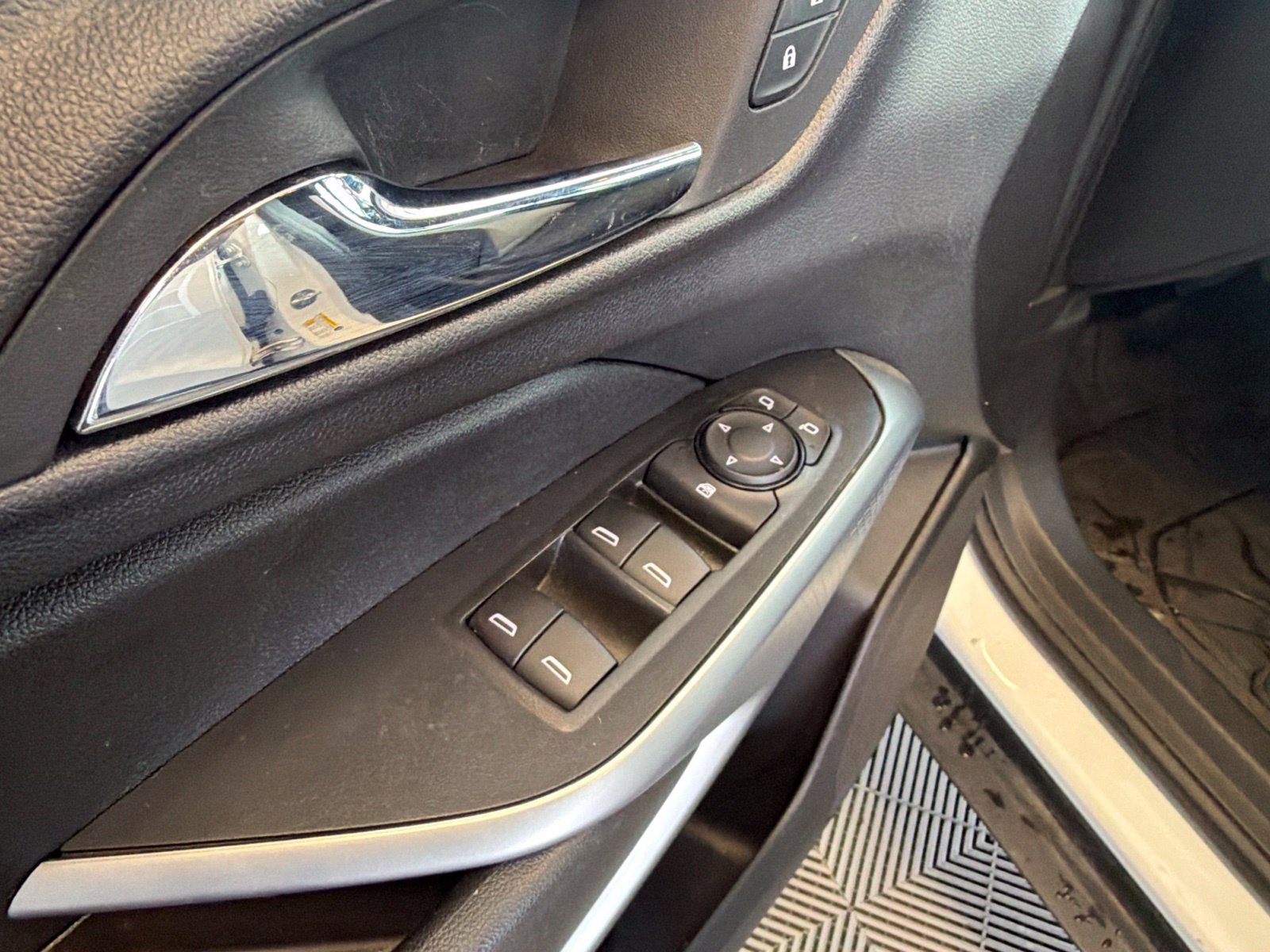 Used 2024 Chevrolet Trax LS w/ LS Convenience Package FWD image 11