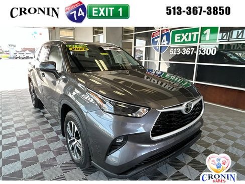 Used 2022 Toyota Highlander XLE AWD/4WD image 1