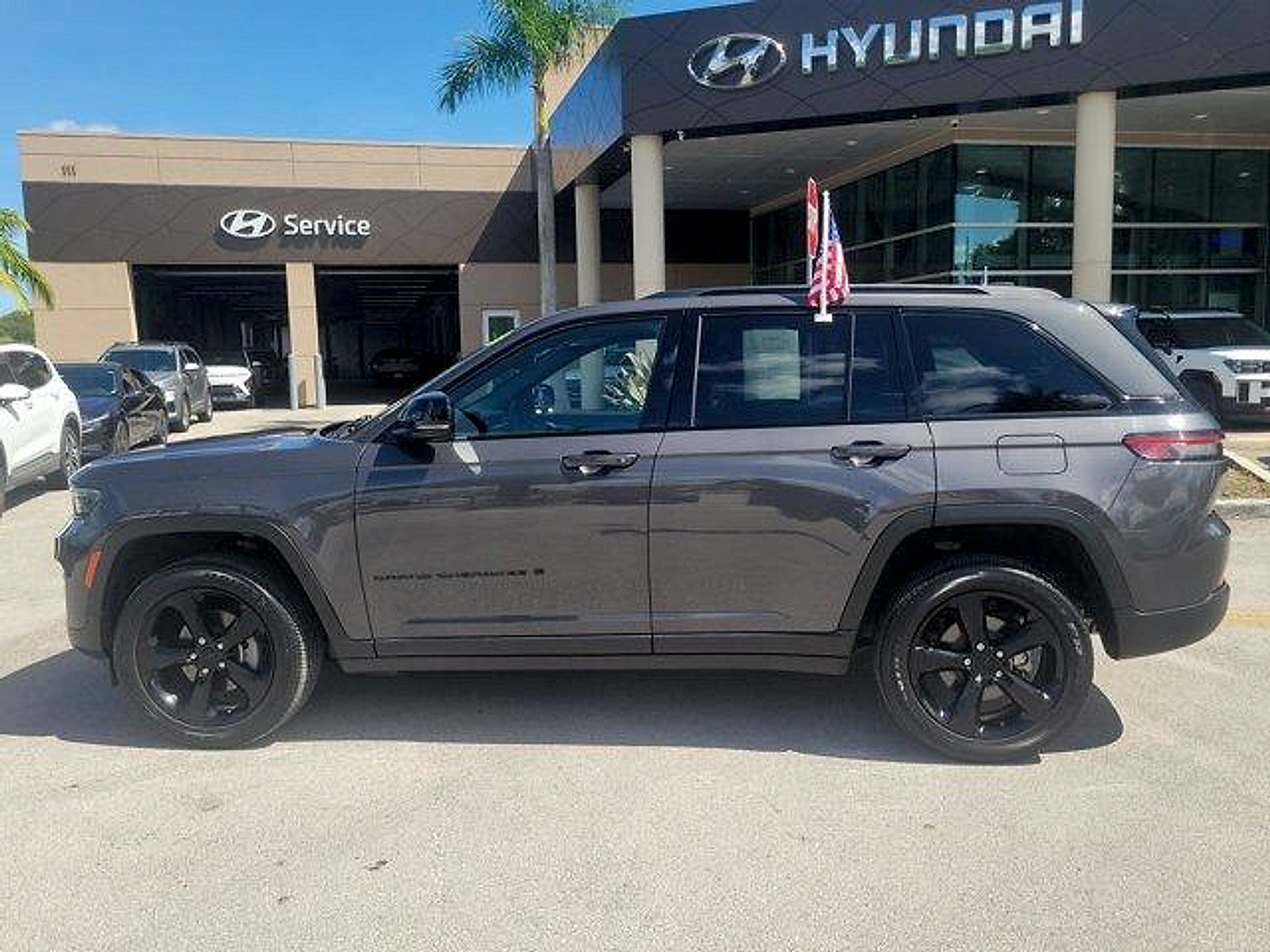 Used 2023 Jeep Grand Cherokee Altitude RWD image 8