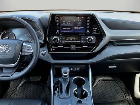 Used 2022 Toyota Highlander XLE image 12