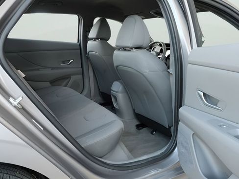 Used 2025 Hyundai Elantra SE FWD image 12