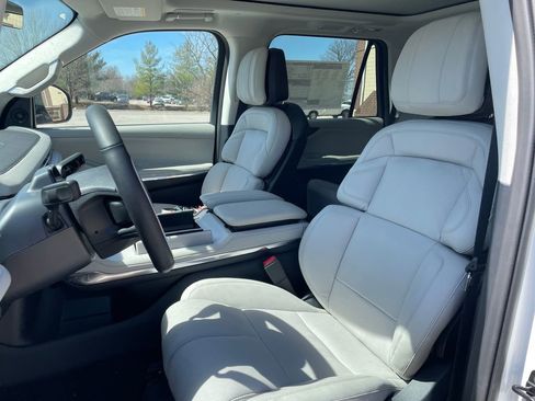 New 2026 Lincoln Navigator Reserve w/ Jet Appearance Package AWD/4WD image 9