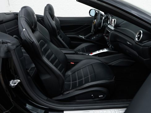 Used 2018 Ferrari California T RWD image 24
