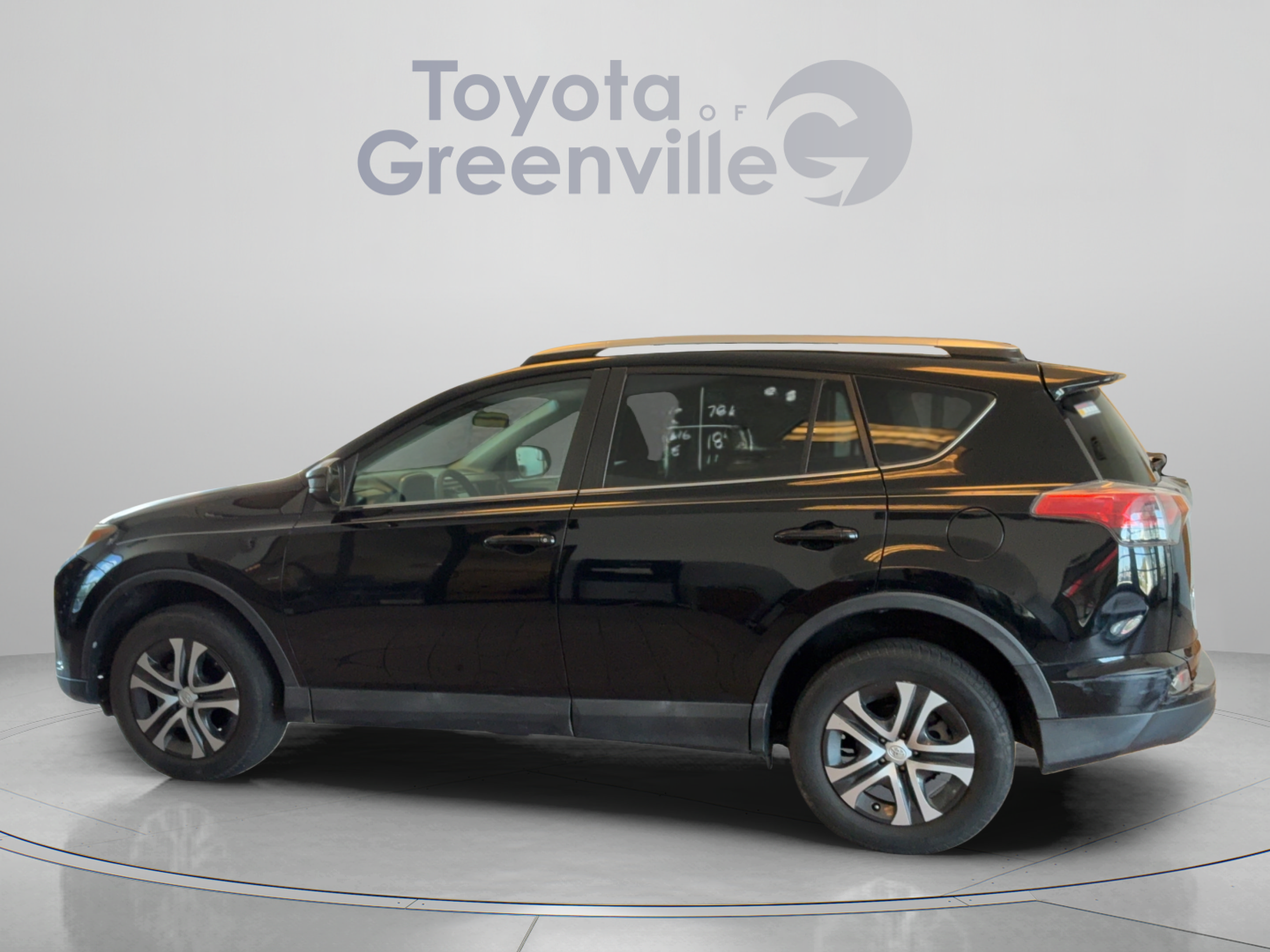 Used 2016 Toyota RAV4 LE FWD image 2