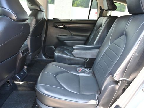 Used 2022 Toyota Highlander XLE AWD/4WD image 15