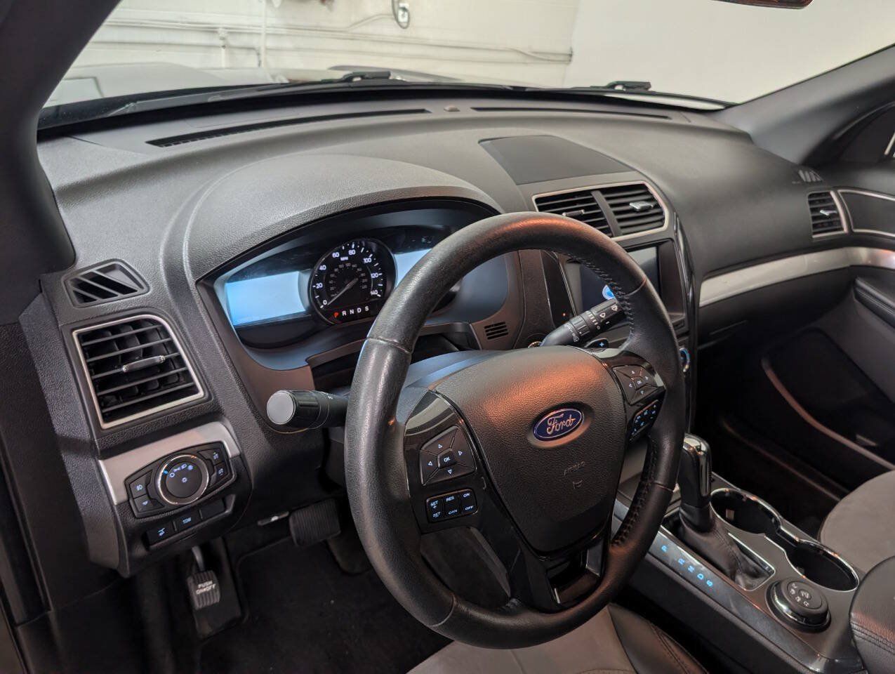 Used 2017 Ford Explorer XLT w/ XLT Technology Feature Bundle AWD/4WD image 8