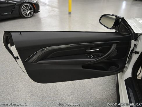 Used 2018 BMW M4 Convertible image 32