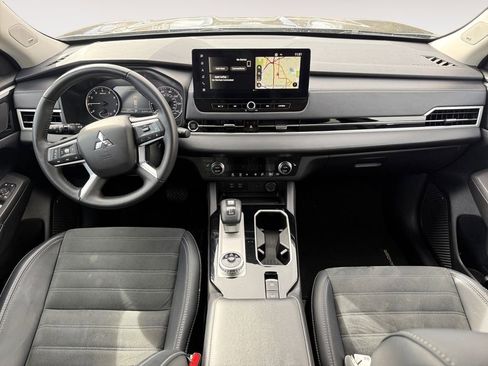 Used 2025 Mitsubishi Outlander SE image 10