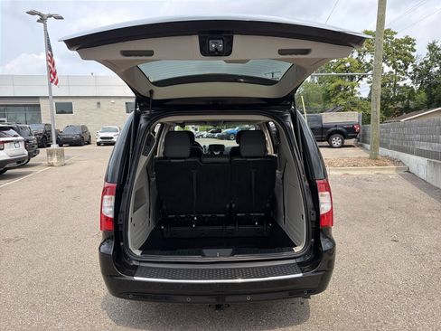 Used 2016 Chrysler Town & Country Touring-L w/ Driver Convenience Group FWD image 34