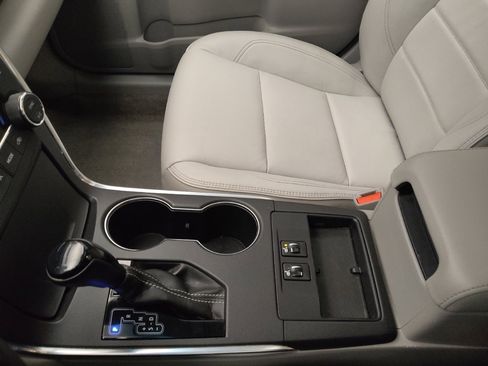 Used 2017 Toyota Camry XLE w/ Moonroof Package image 26