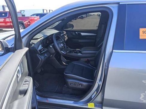 Used 2025 Buick Enclave Preferred FWD image 2