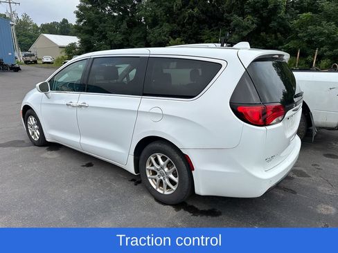 Used 2020 Chrysler Pacifica Touring w/ Cold Weather Group FWD image 5