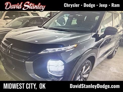 Used 2025 Mitsubishi Outlander SE image 1