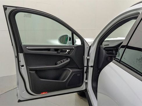 Used 2022 Porsche Macan image 38