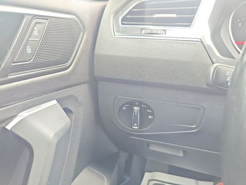 Used 2018 Volkswagen Tiguan SE FWD image 20