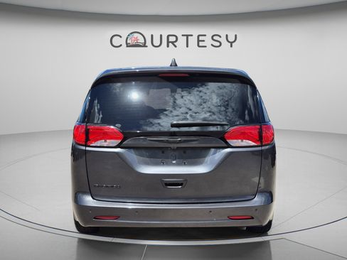 Used 2018 Chrysler Pacifica L FWD image 4