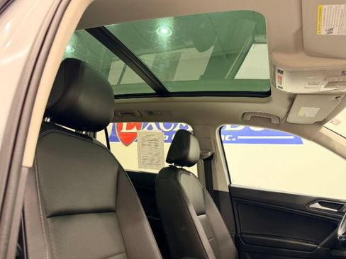 Used 2018 Volkswagen Tiguan SE w/ Panoramic Sunroof Package AWD/4WD image 33