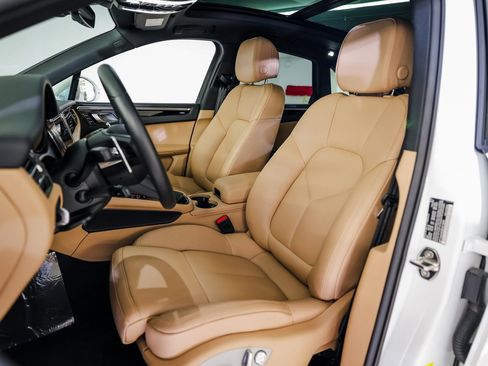 Certified 2025 Porsche Macan image 5