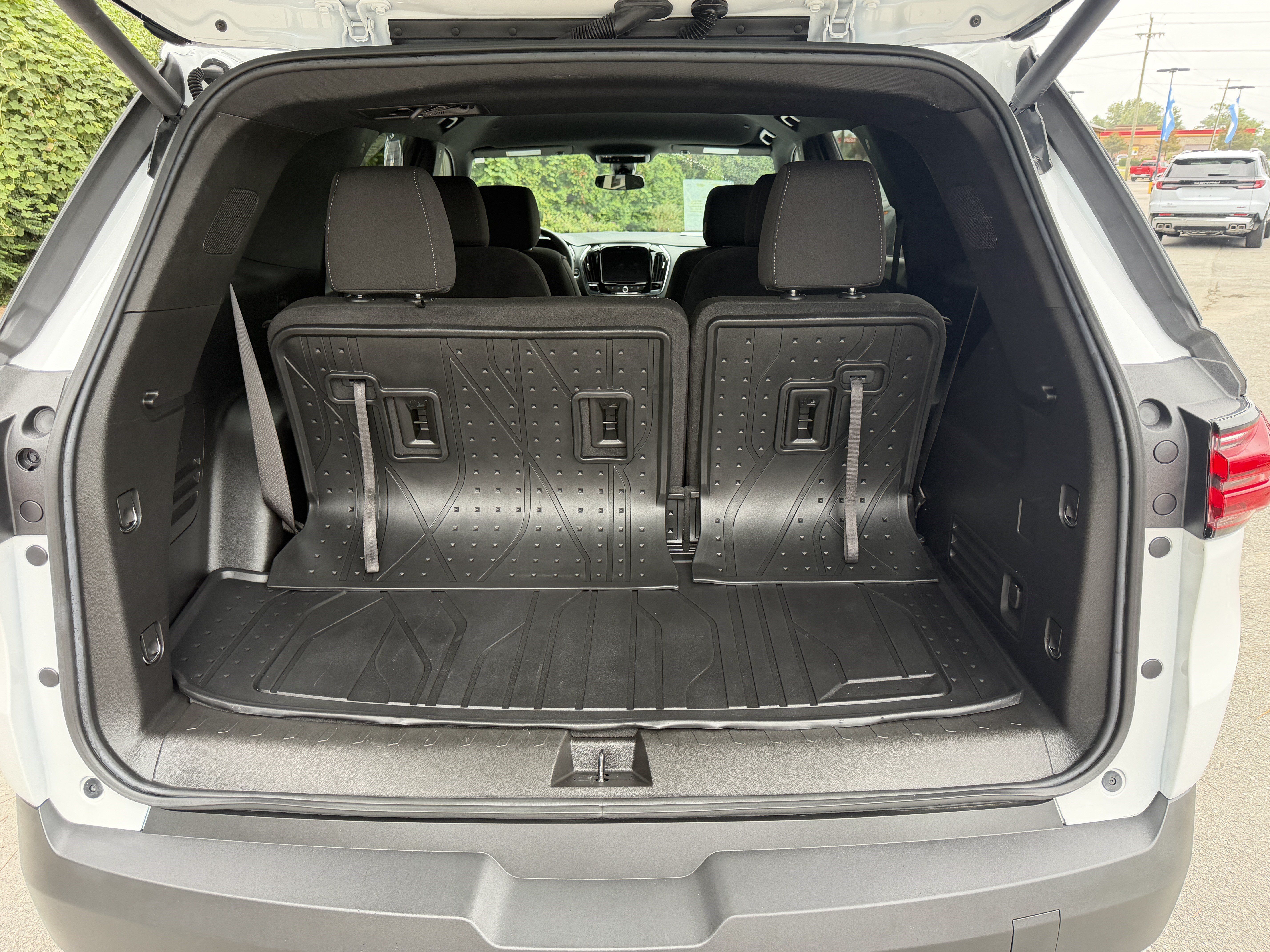 Used 2023 Chevrolet Traverse LT FWD image 4