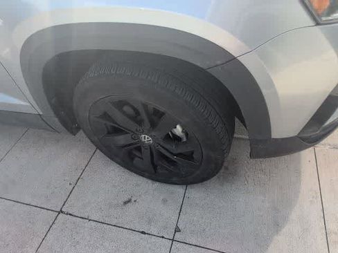 Certified 2022 Volkswagen Taos SE image 9