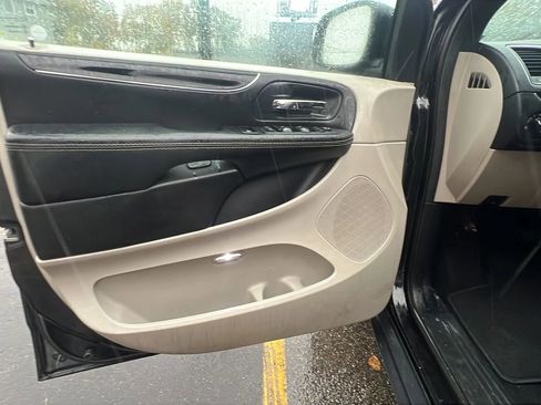 Used 2017 Dodge Grand Caravan SXT image 21