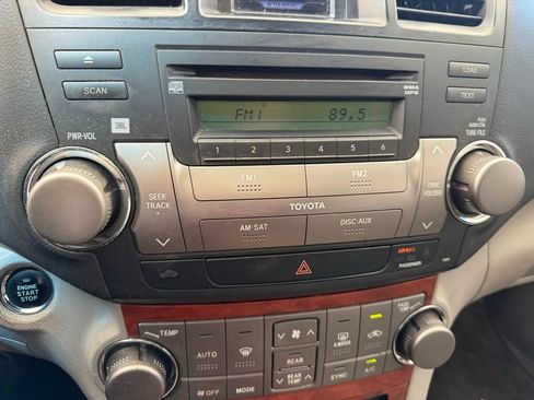 Used 2010 Toyota Highlander Limited FWD image 19