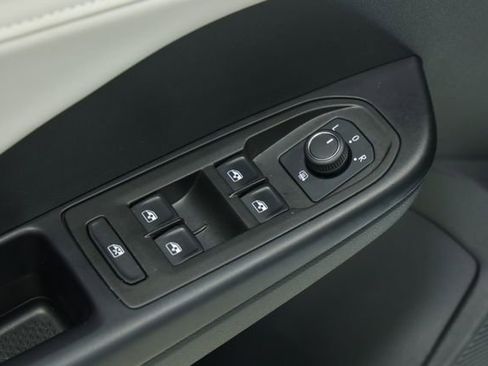 New 2025 Volkswagen Taos SE FWD image 32