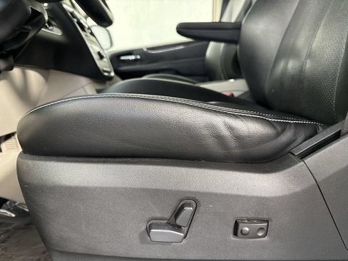 Used 2015 Chrysler Town & Country Touring-L w/ Driver Convenience Group FWD image 22