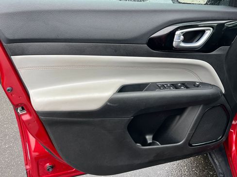 Used 2025 Jeep Compass Limited image 18