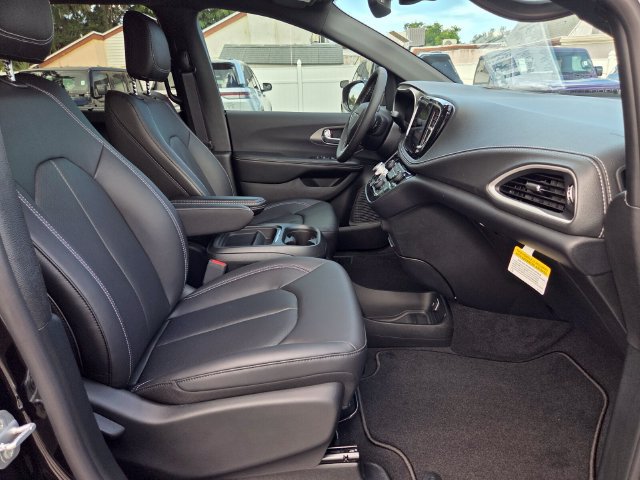 New 2027 Chrysler Pacifica Select FWD image 19