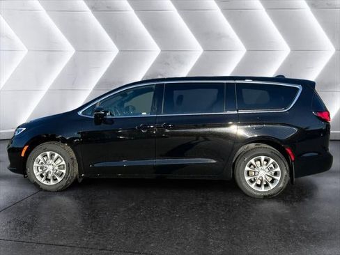 New 2026 Chrysler Pacifica Select image 17