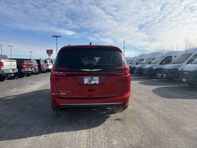Used 2024 Chrysler Pacifica Pinnacle FWD image 4