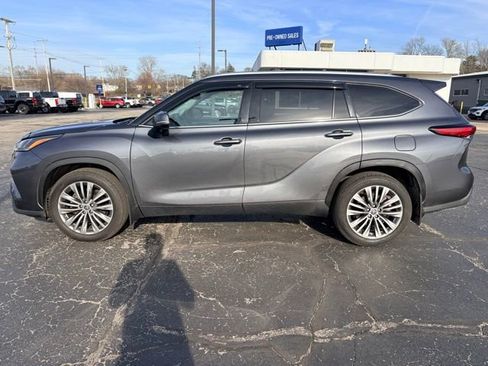 Used 2022 Toyota Highlander Platinum image 2