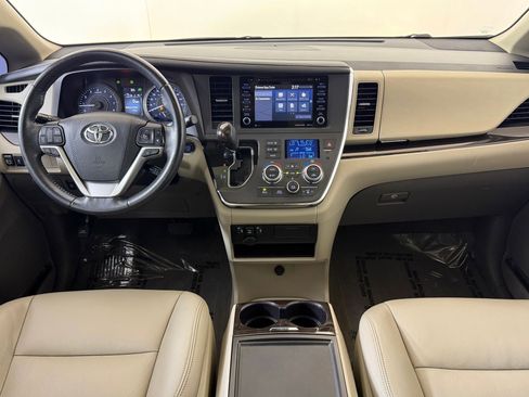 Used 2019 Toyota Sienna XLE w/ XLE Navigation Package FWD image 17