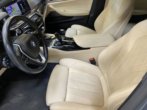 Used 2023 BMW 530e w/ Premium Package image 20