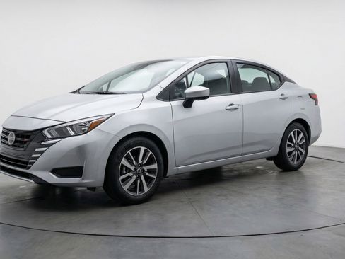 Used 2025 Nissan Versa SV image 3