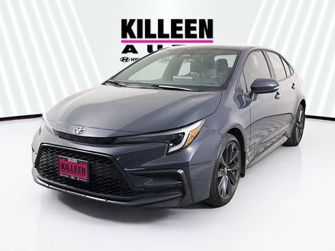 Used 2025 Toyota Corolla SE image 3