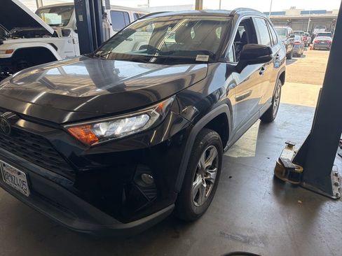 Used 2020 Toyota RAV4 XLE image 4