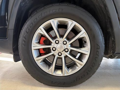 Used 2019 Jeep Cherokee Latitude Plus w/ Cold Weather Group AWD/4WD image 13